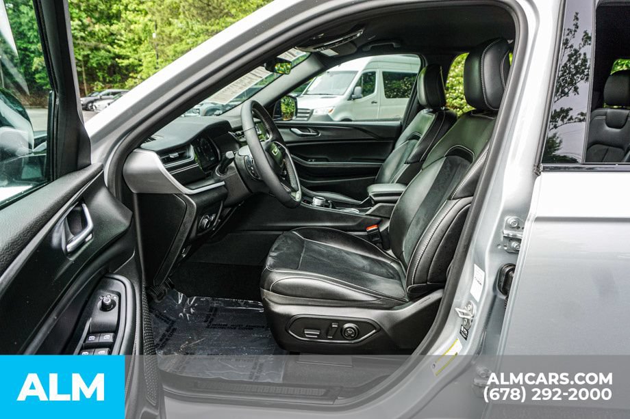 Used 2025 Jeep Grand Cherokee Altitude AWD/4WD image 18