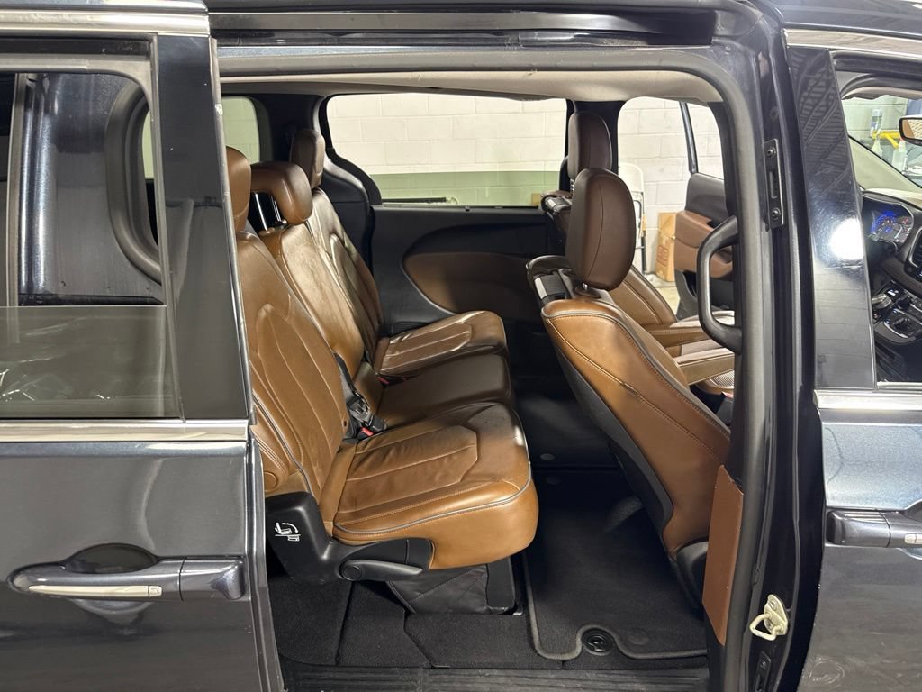 Used 2019 Chrysler Pacifica Limited w/ Advanced Safetytec Group FWD image 27