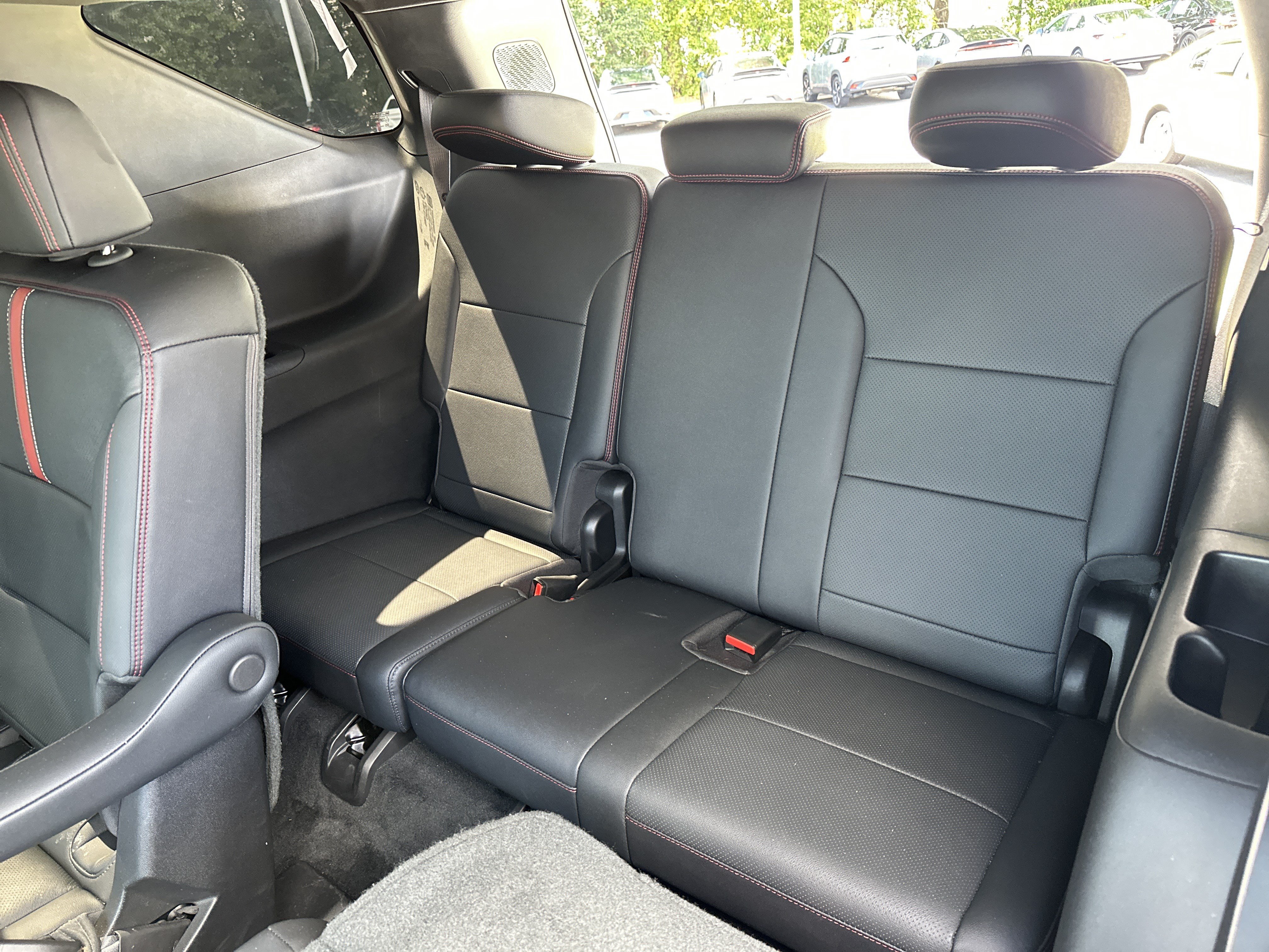 Used 2025 Chevrolet Traverse RS FWD image 32