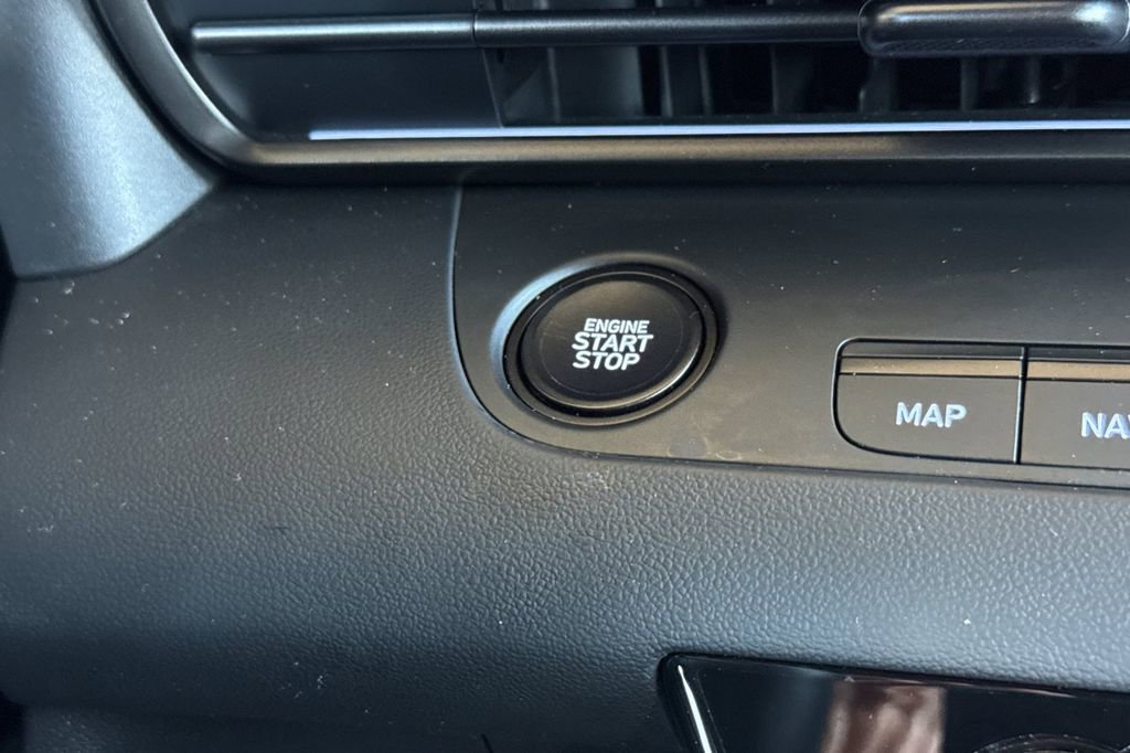 Used 2025 Hyundai Elantra SEL image 20