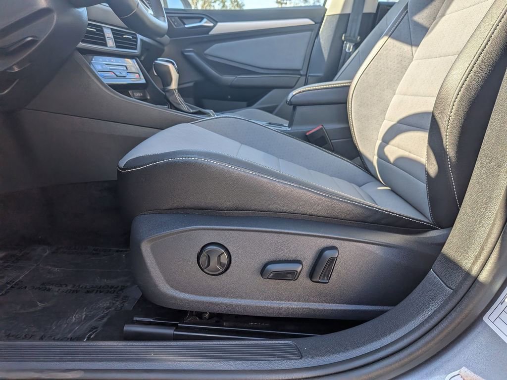 Used 2025 Volkswagen Jetta SE image 15