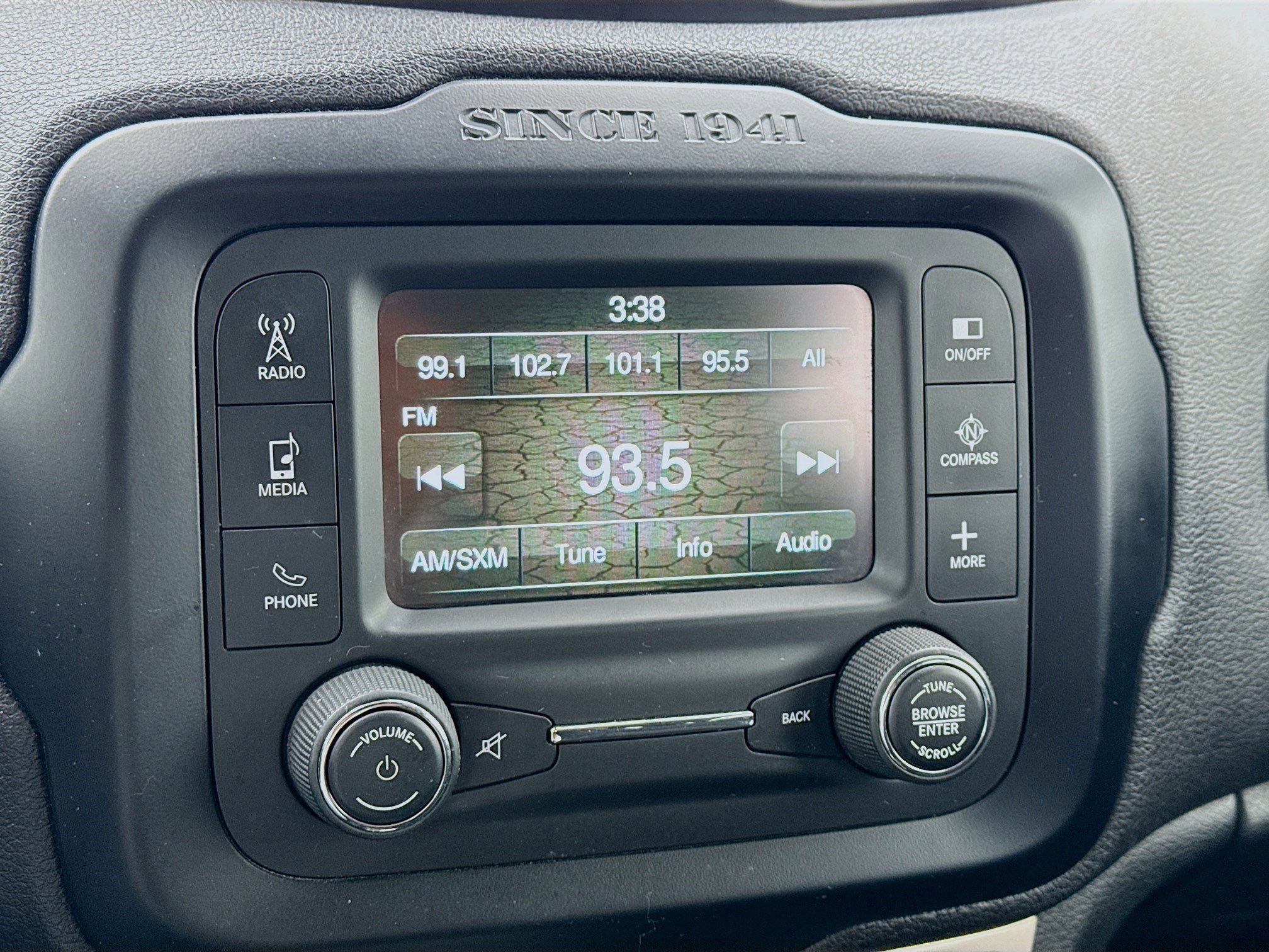 Used 2015 Jeep Renegade Latitude image 9