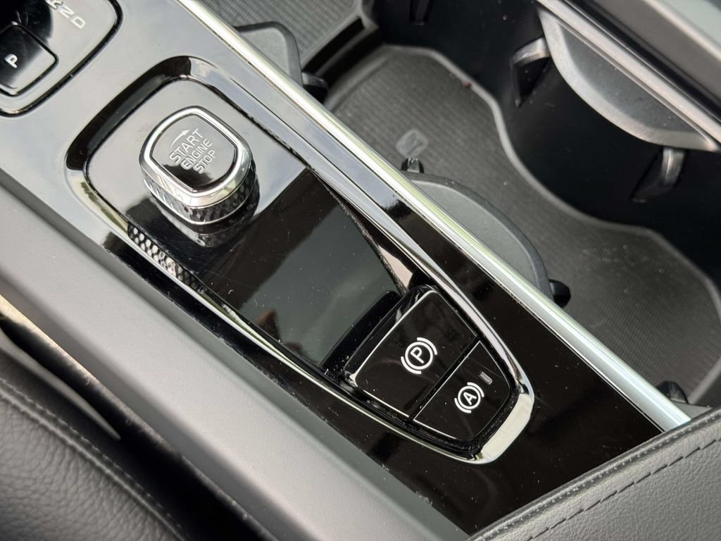 Certified 2024 Volvo XC60 B5 Plus w/ Protection Package Premier AWD/4WD image 29
