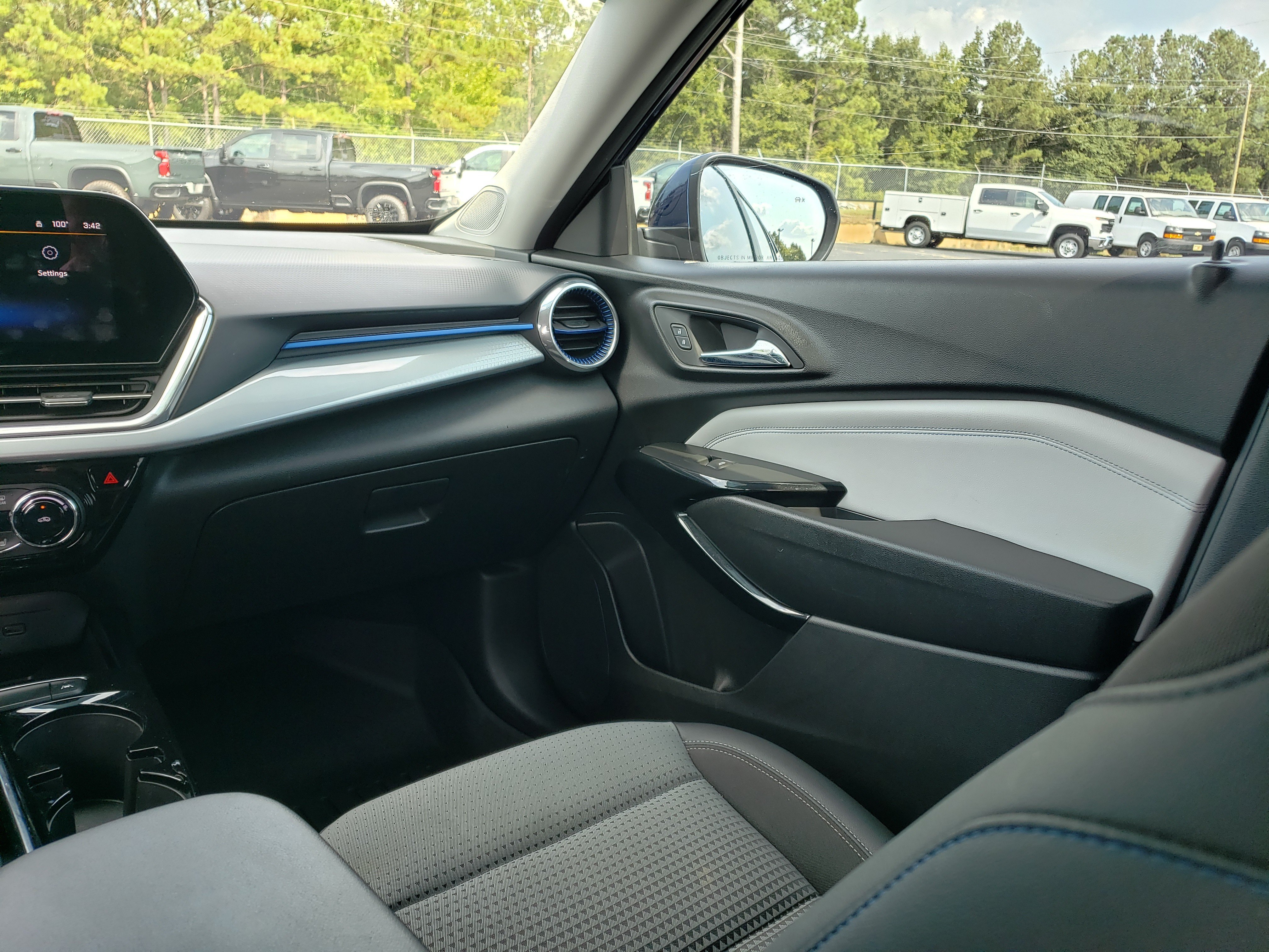 Used 2024 Chevrolet Trax LT w/ Driver Confidence Package FWD image 33