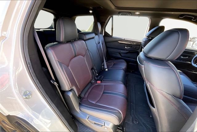 Used 2025 Honda Pilot Black Edition image 17