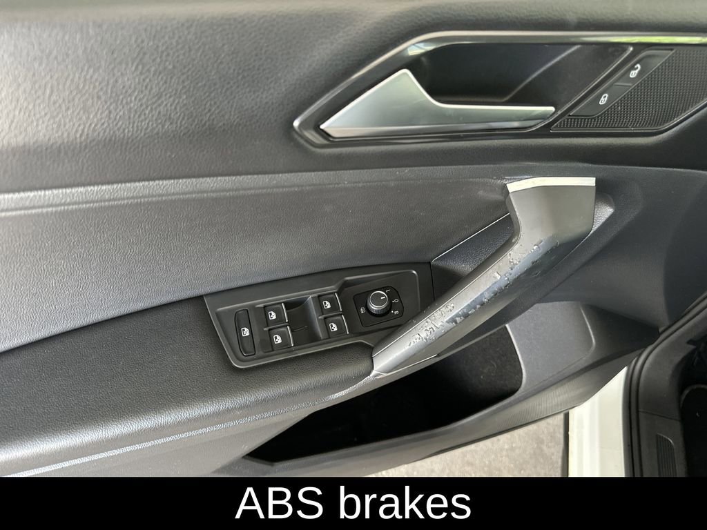 Used 2018 Volkswagen Tiguan SE image 11
