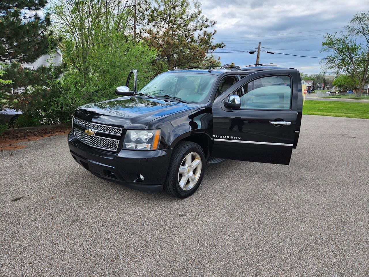 Used 2011 Chevrolet Suburban LTZ AWD/4WD image 23