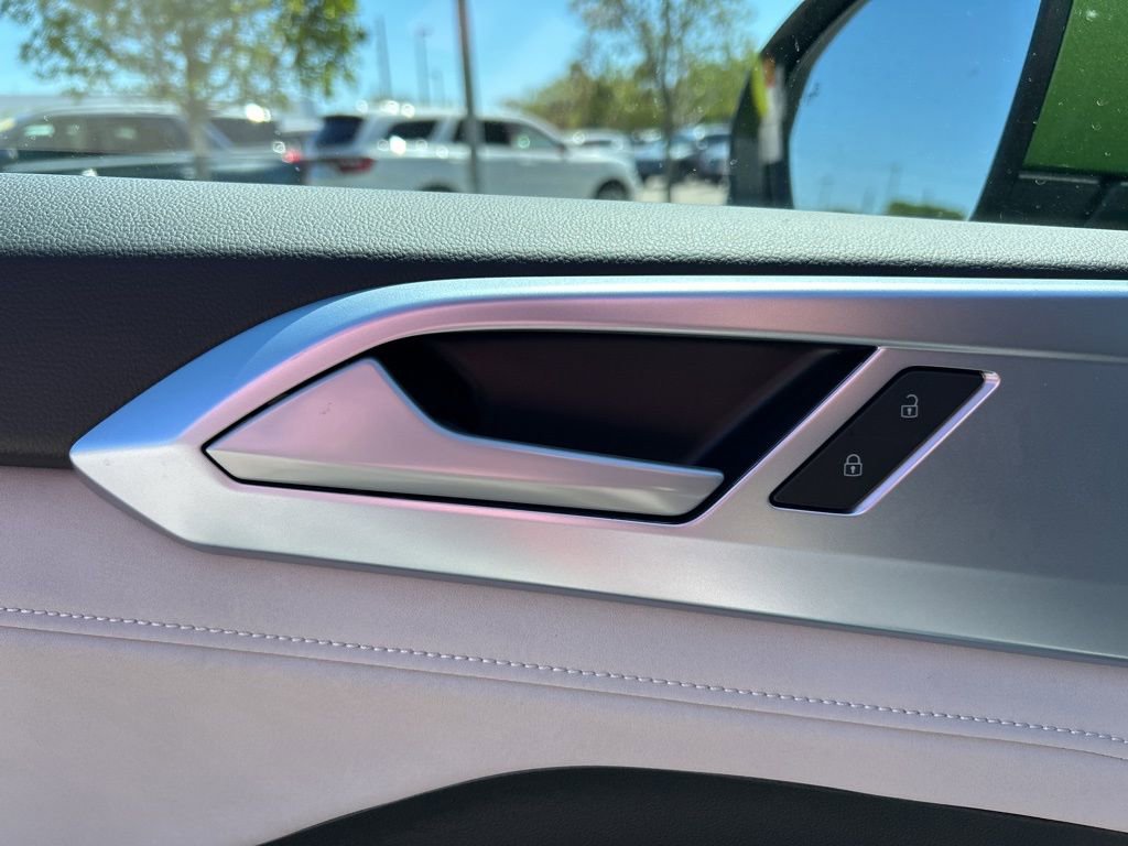 Used 2025 Volkswagen Taos SE image 12