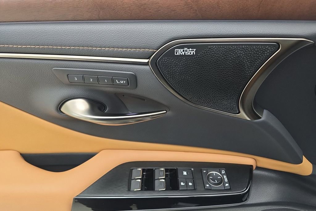 Used 2023 Lexus ES 300h Ultra Luxury image 14