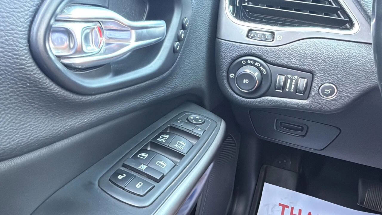 Used 2019 Jeep Cherokee Limited image 16