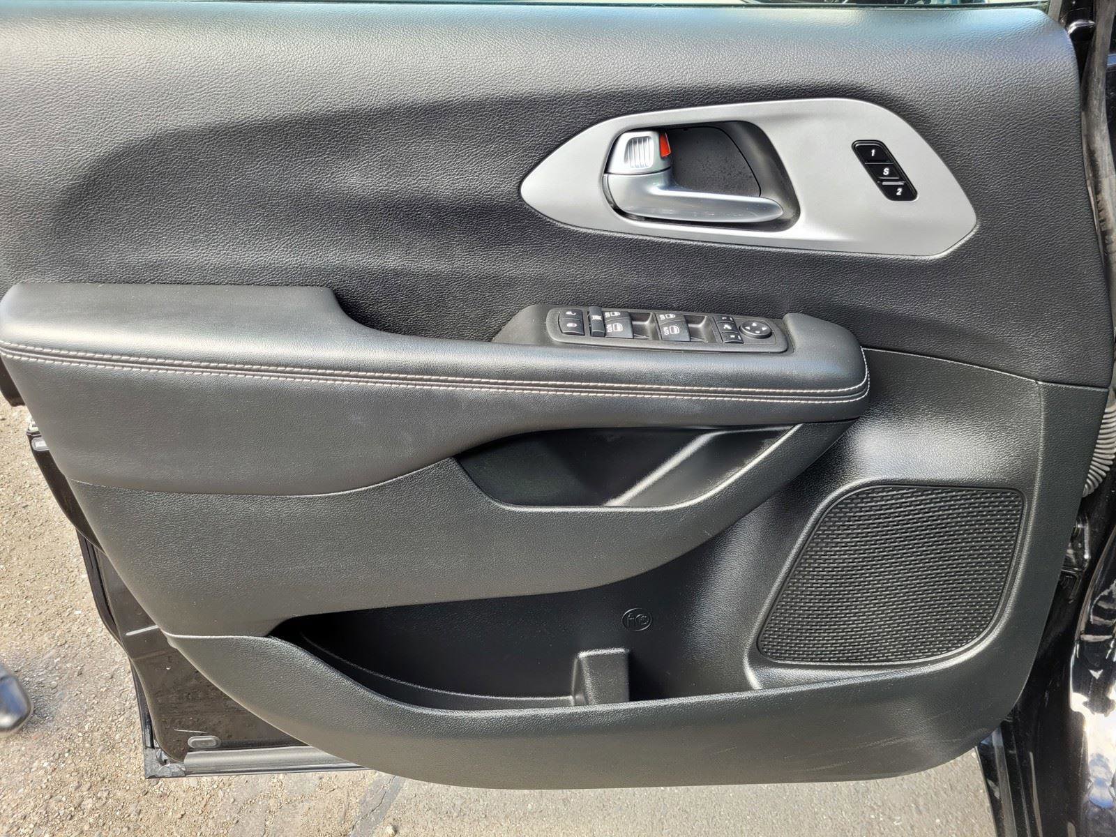 Used 2025 Chrysler Pacifica Limited image 22