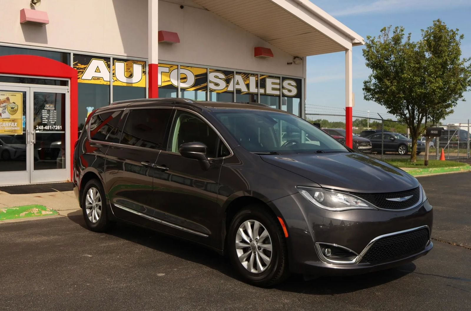 Used 2018 Chrysler Pacifica Touring-L FWD image 3