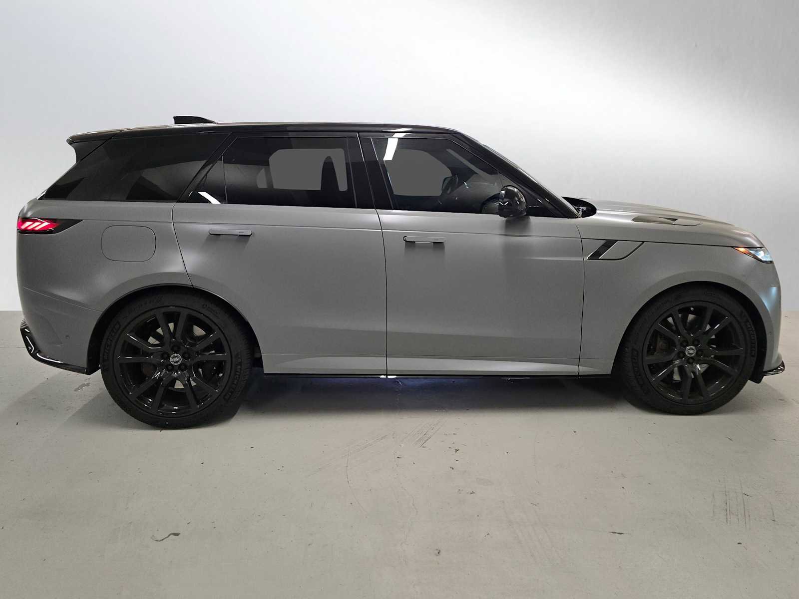 Used 2025 Land Rover Range Rover Sport SV Edition Two AWD/4WD image 2