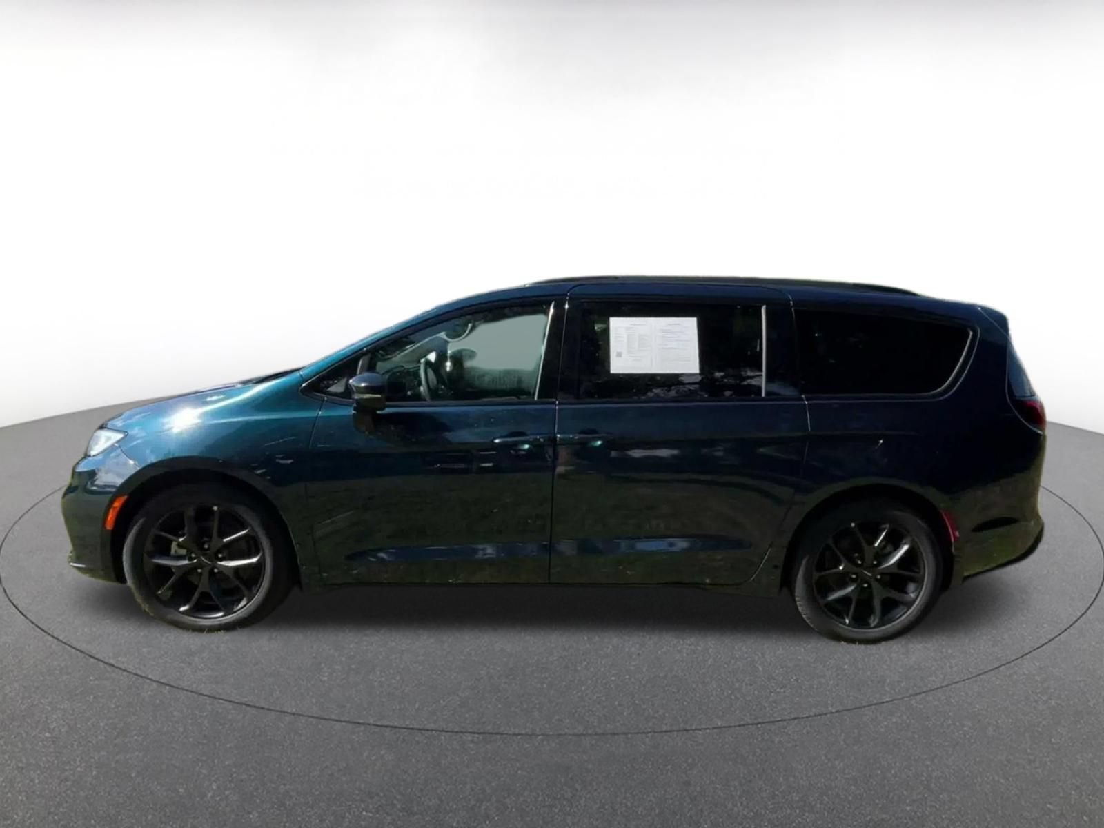 Used 2025 Chrysler Pacifica Limited FWD image 8
