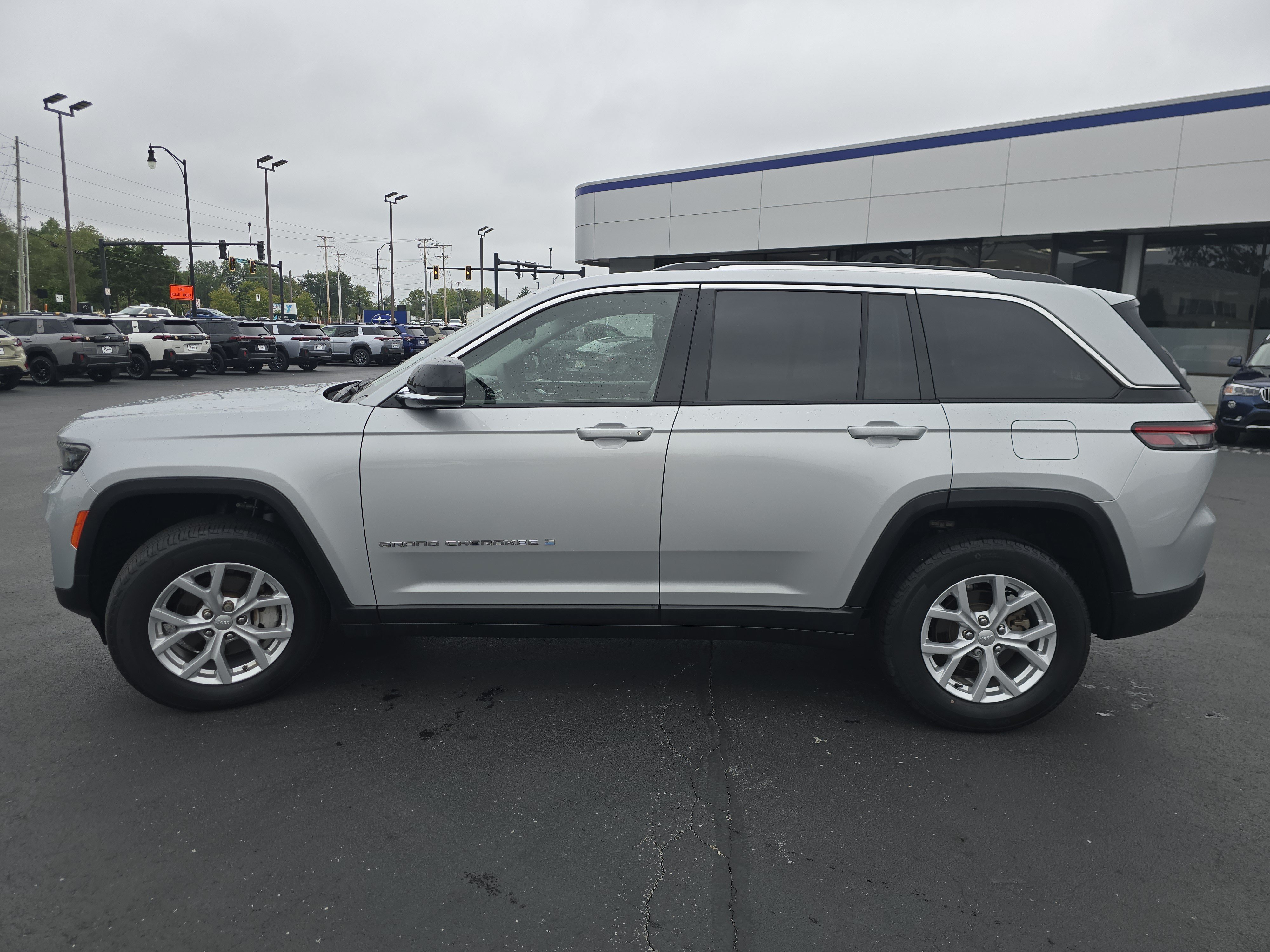 Used 2023 Jeep Grand Cherokee Limited AWD/4WD image 4