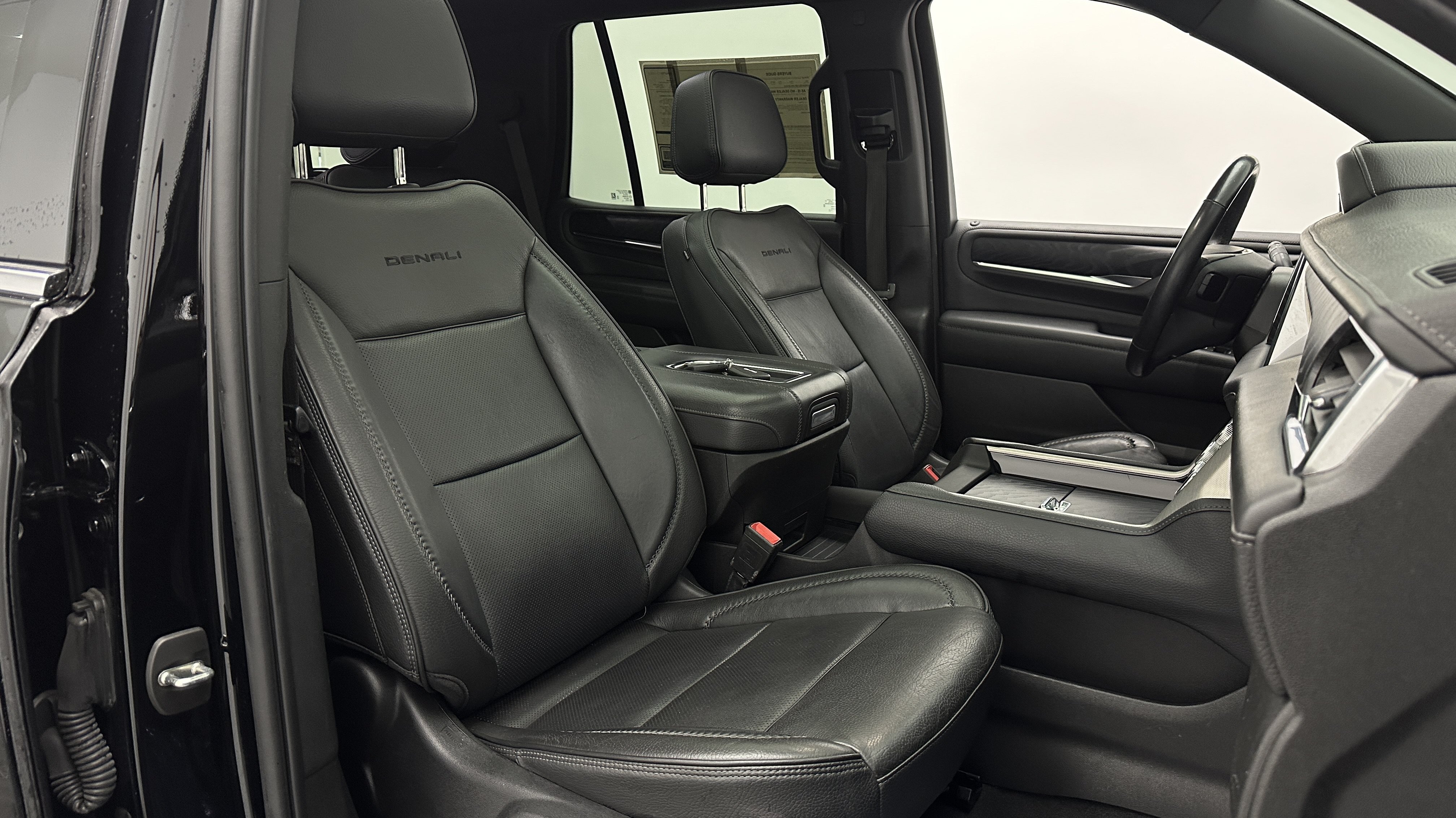 Used 2022 GMC Yukon Denali RWD image 44