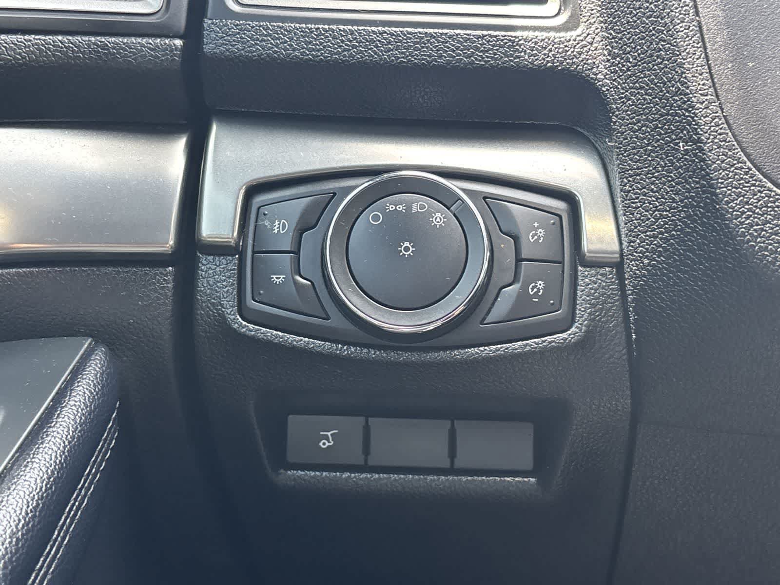 Used 2018 Ford Explorer XLT AWD/4WD image 16