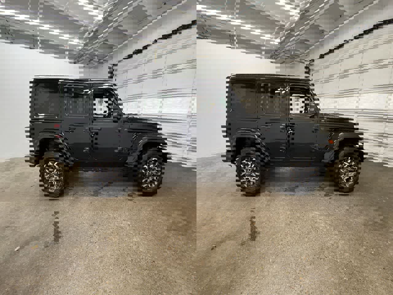 Used 2025 Jeep Wrangler Sahara image 7