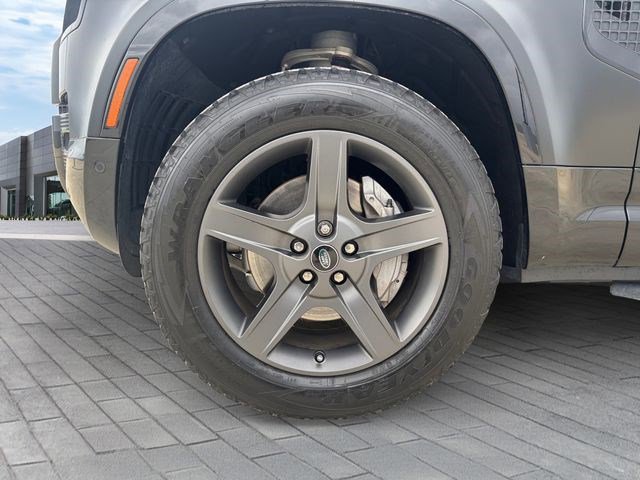 Used 2023 Land Rover Defender 130 X-Dynamic SE image 9