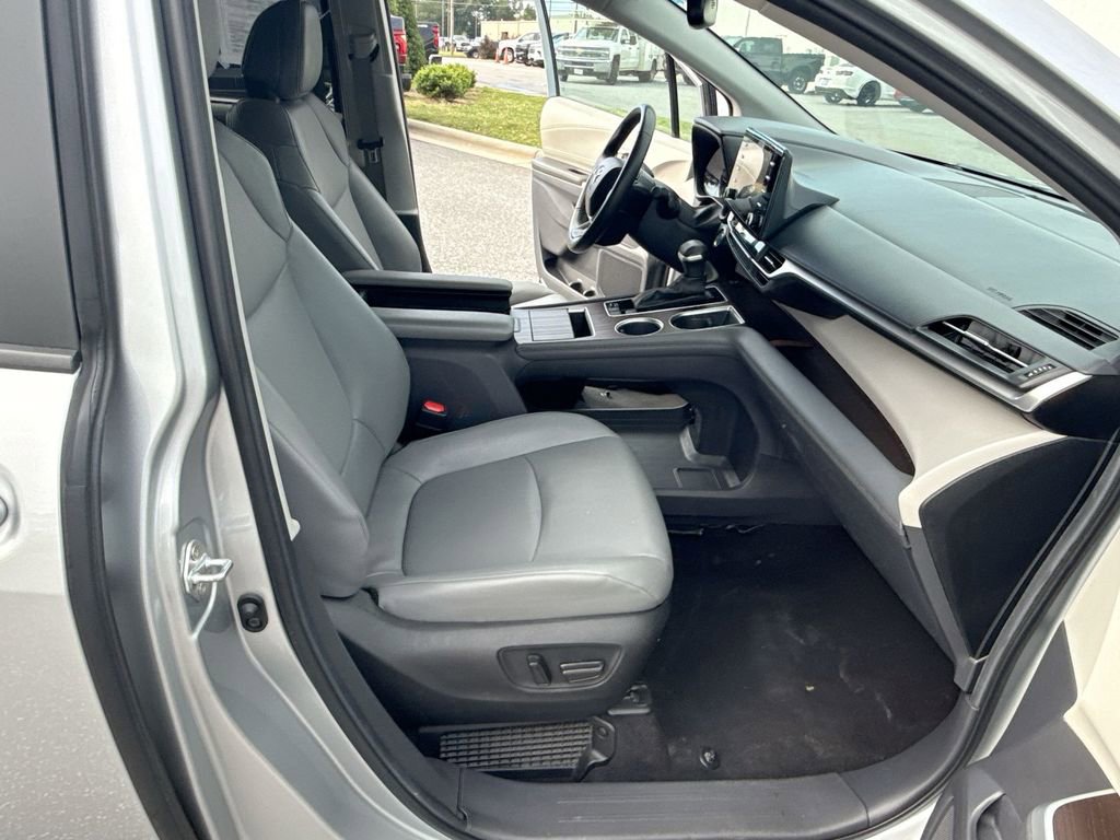Used 2024 Toyota Sienna XLE image 31