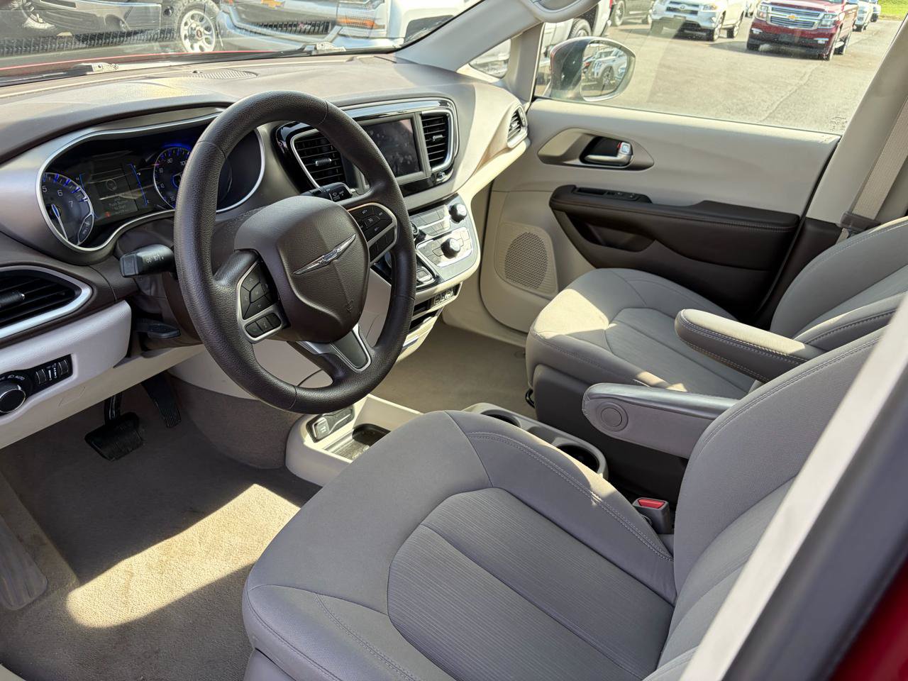 Used 2021 Chrysler Voyager LX FWD image 10
