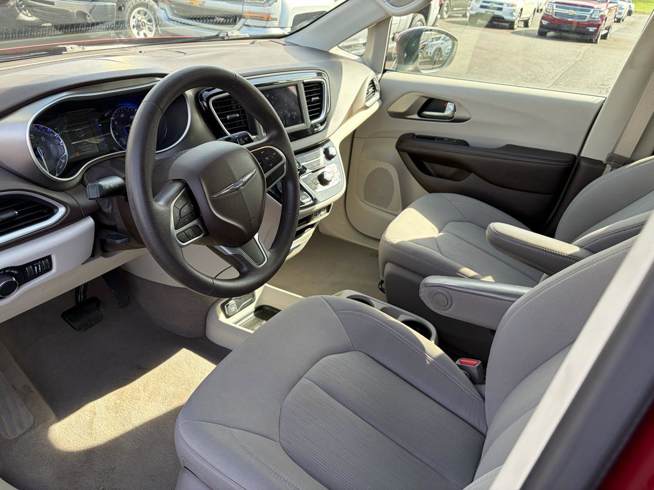 Used 2021 Chrysler Voyager LX image 10