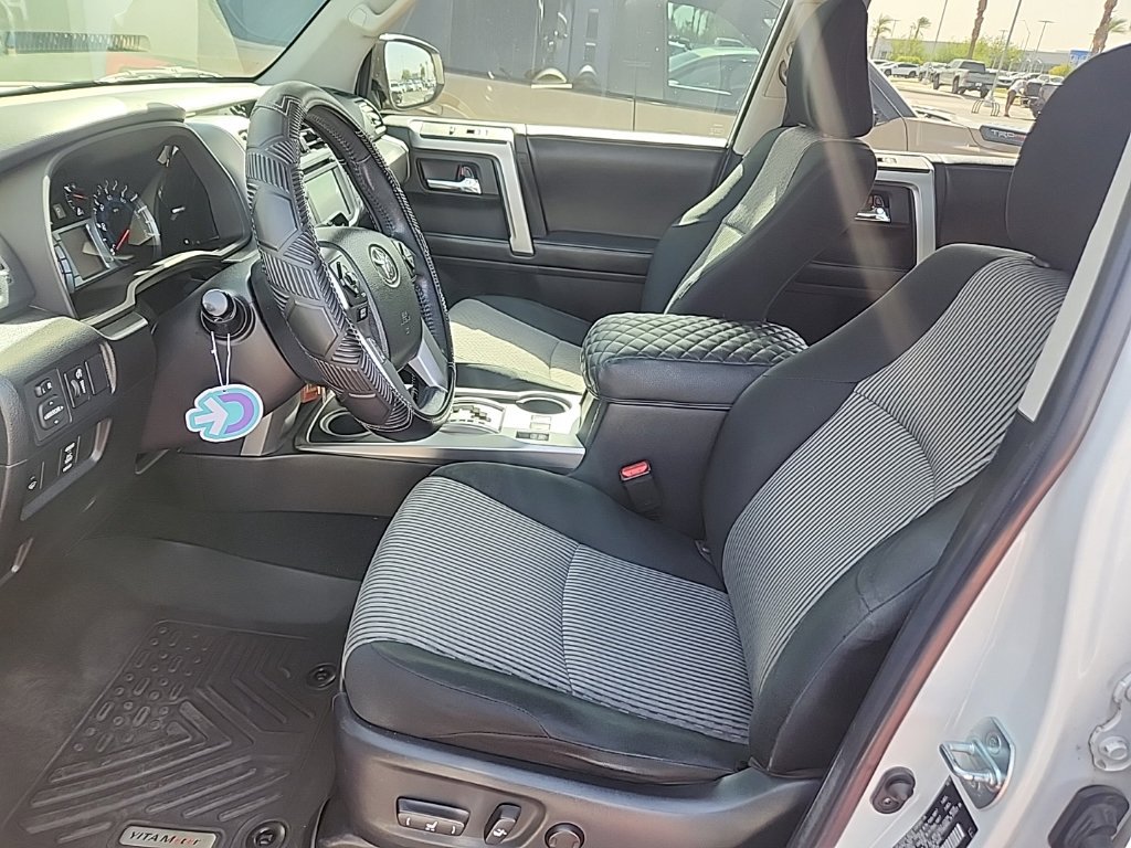 Used 2016 Toyota 4Runner SR5 AWD/4WD image 9