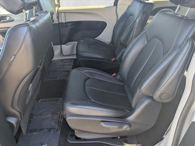 Used 2024 Chrysler Pacifica Select image 15