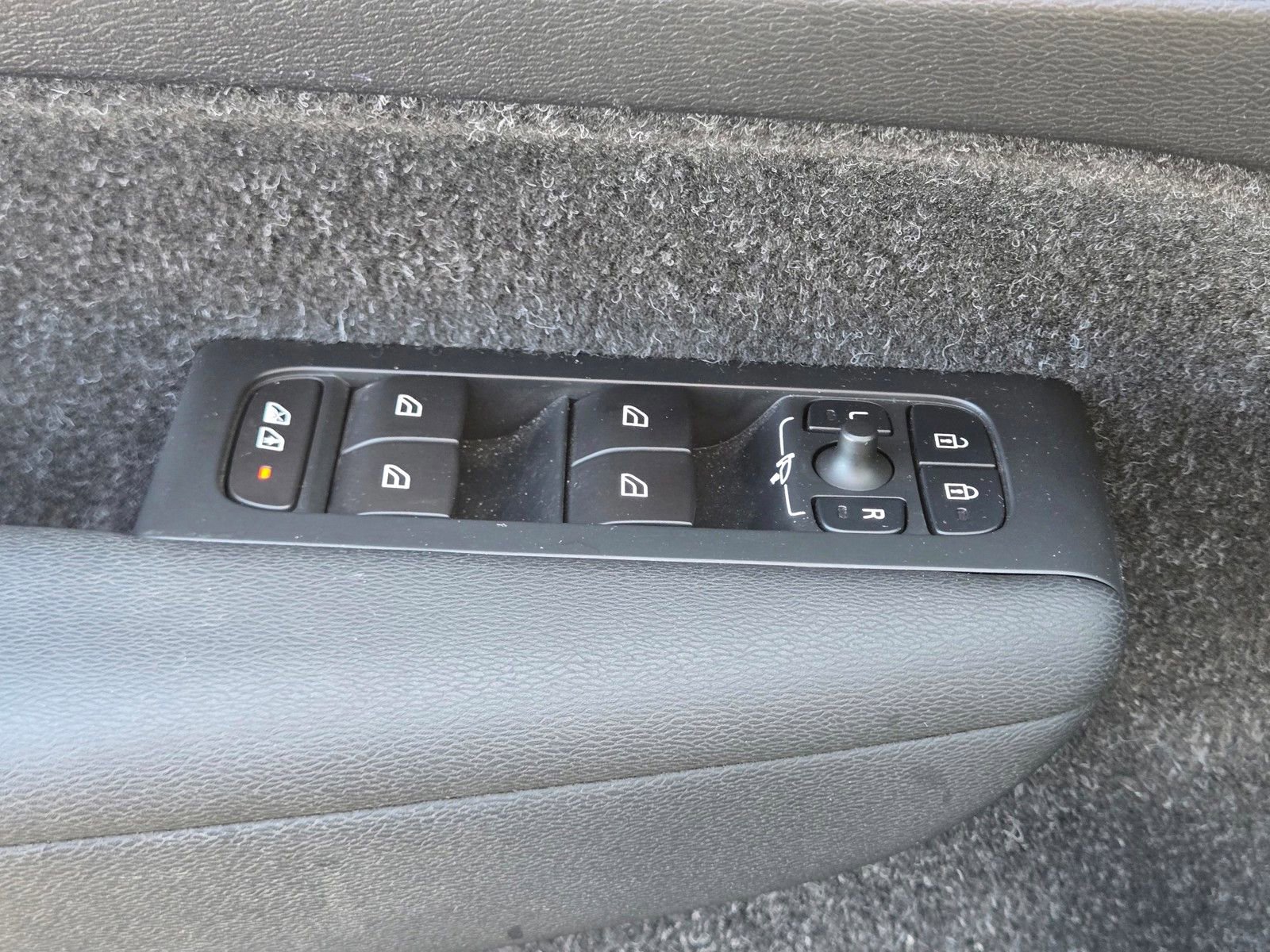 Used 2021 Volvo XC40 T4 R-Design w/ Advanced Package image 26