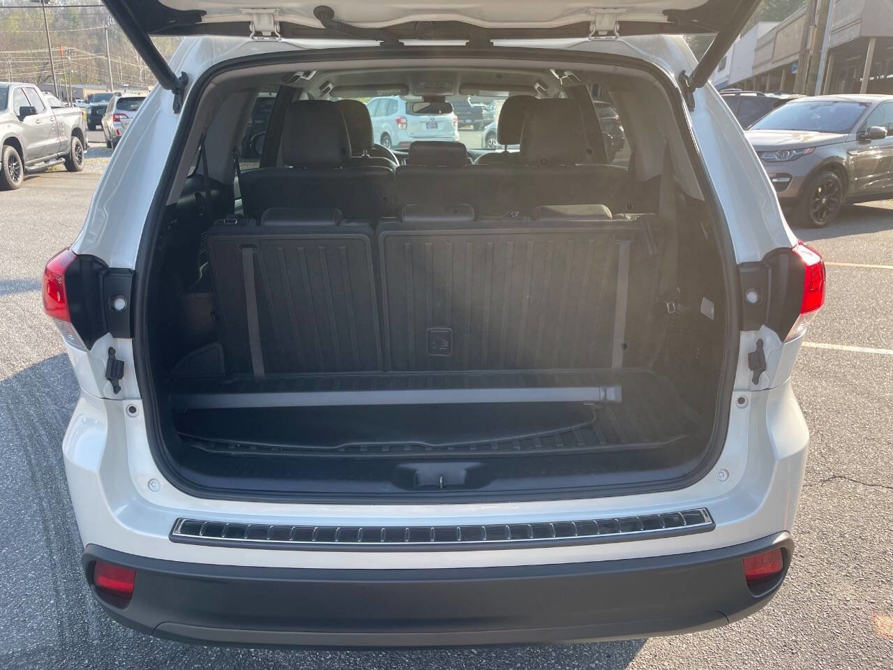 Used 2017 Toyota Highlander Plus AWD/4WD image 19