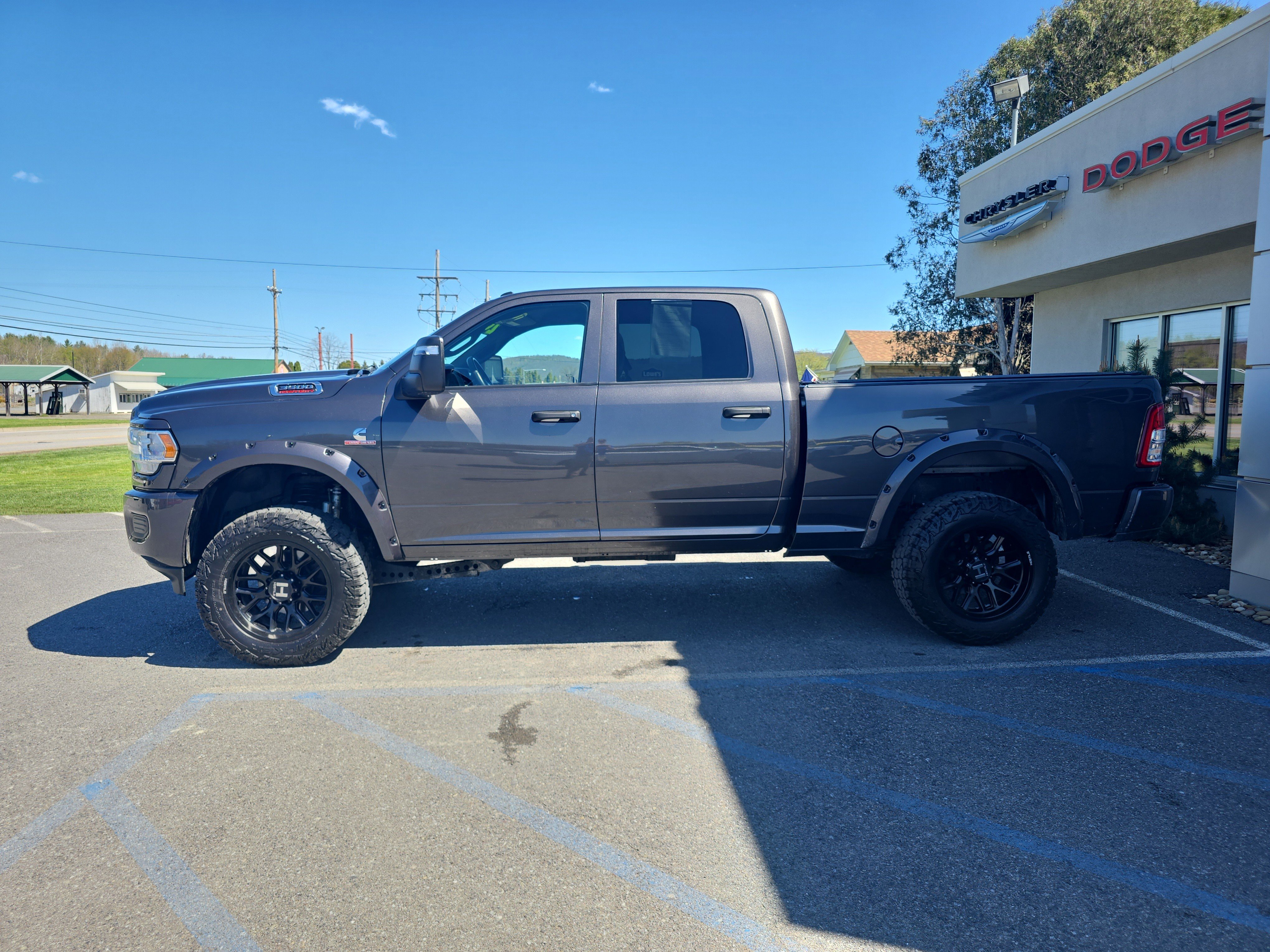 Used 2024 RAM 3500 Tradesman w/ Chrome Appearance Group AWD/4WD image 7