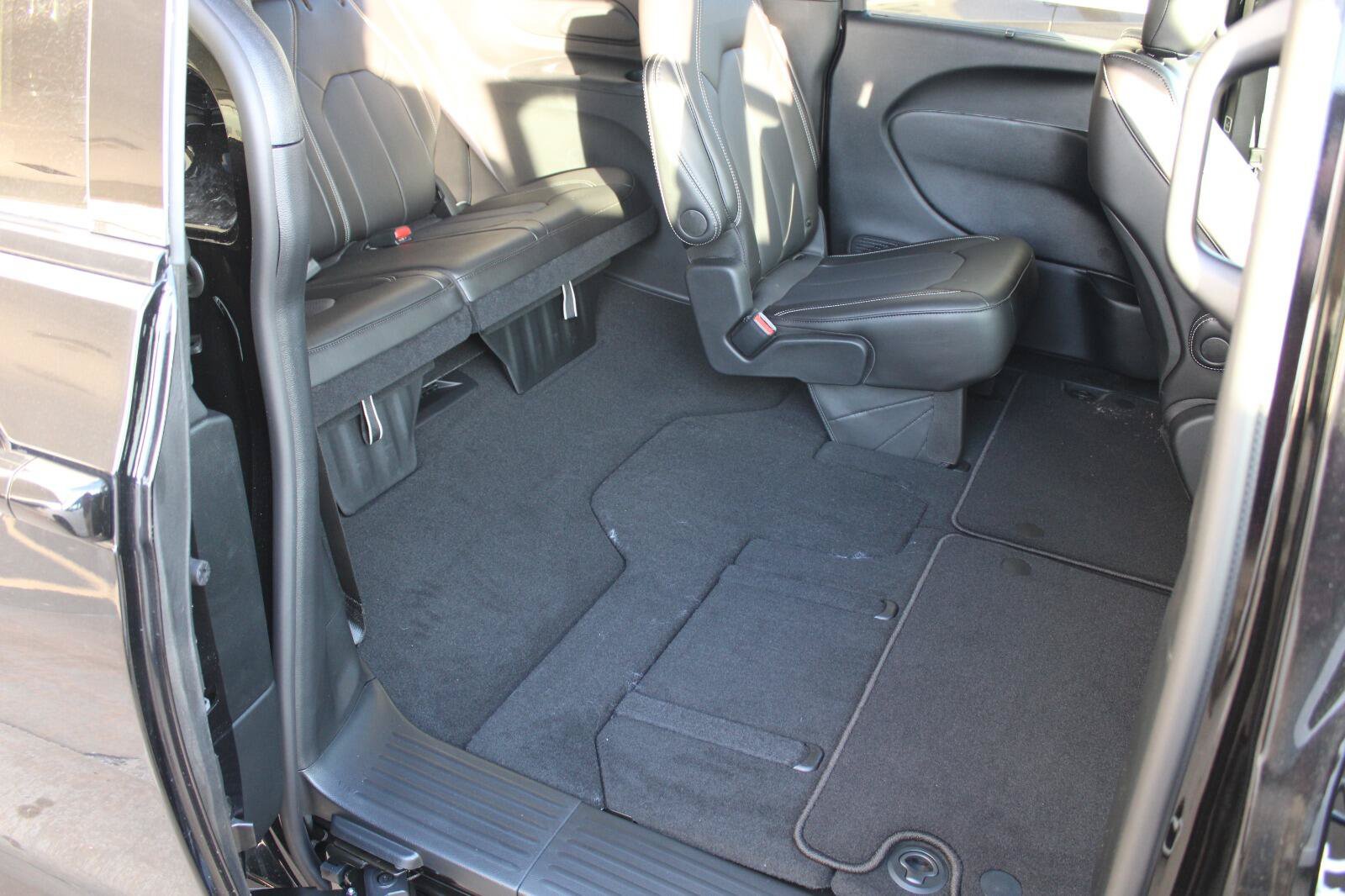 New 2026 Chrysler Pacifica Select w/ S Appearance Package FWD image 26