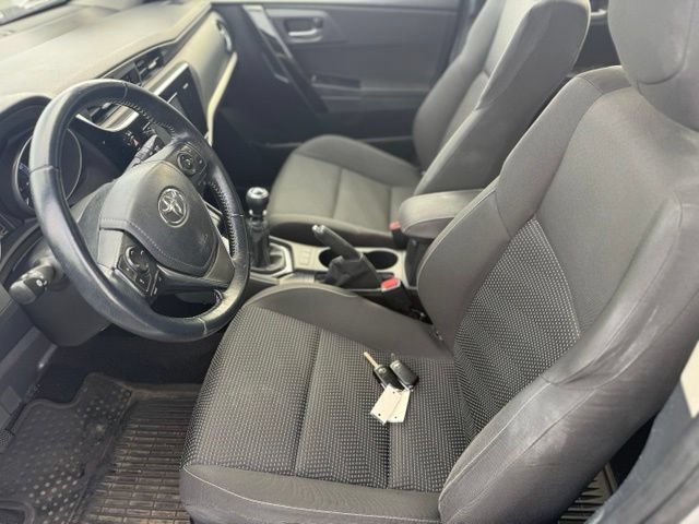Used 2018 Toyota Corolla iM w/ All-Weather Mat Package FWD image 8