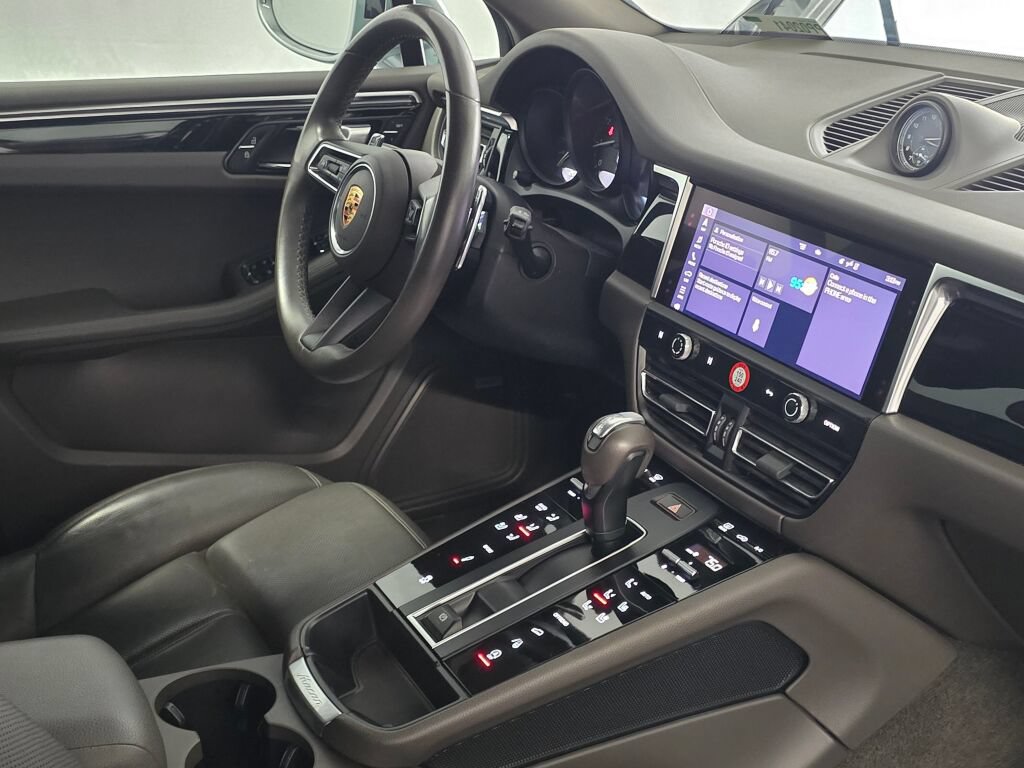 Certified 2024 Porsche Macan AWD/4WD image 28