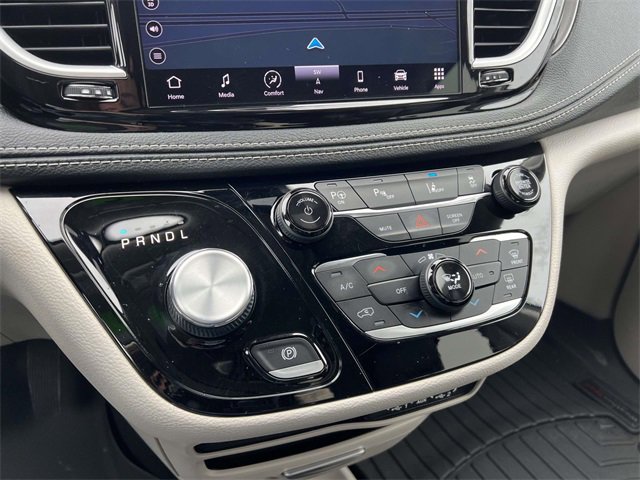 Certified 2022 Chrysler Pacifica Touring-L w/ Uconnect Theater Family Group image 21