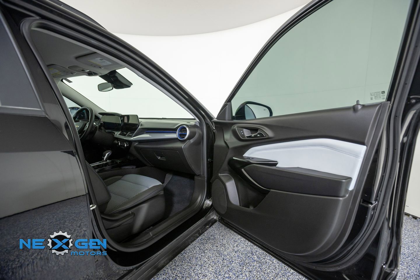 Used 2025 Chevrolet Trax LT w/ Driver Confidence Package FWD image 39