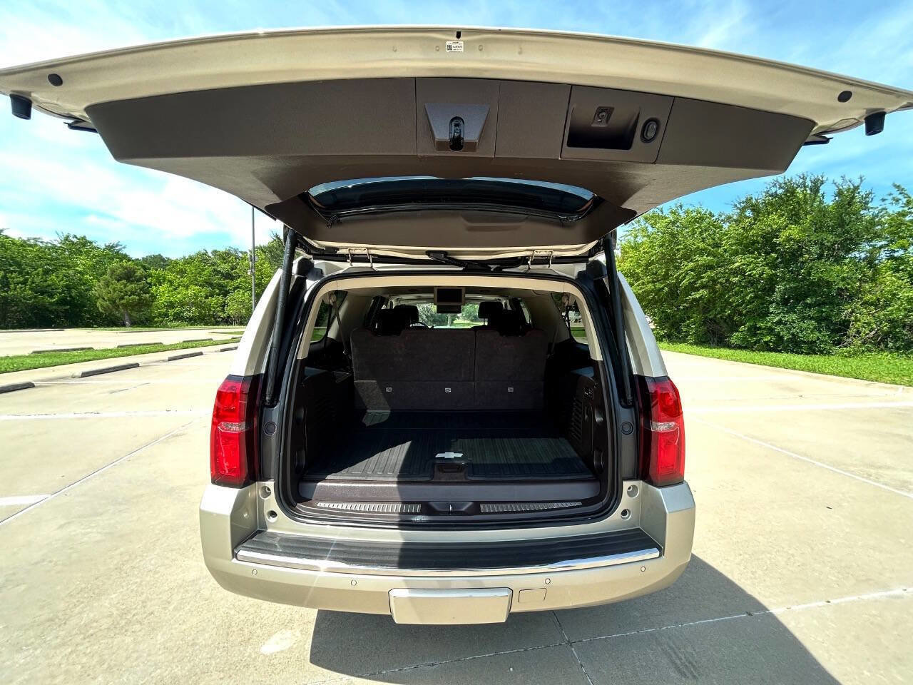 Used 2016 Chevrolet Suburban LTZ RWD image 10