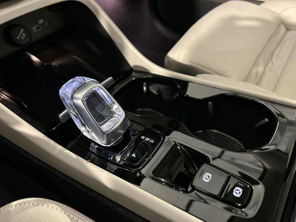 Certified 2023 Volvo XC40 B5 Plus image 19