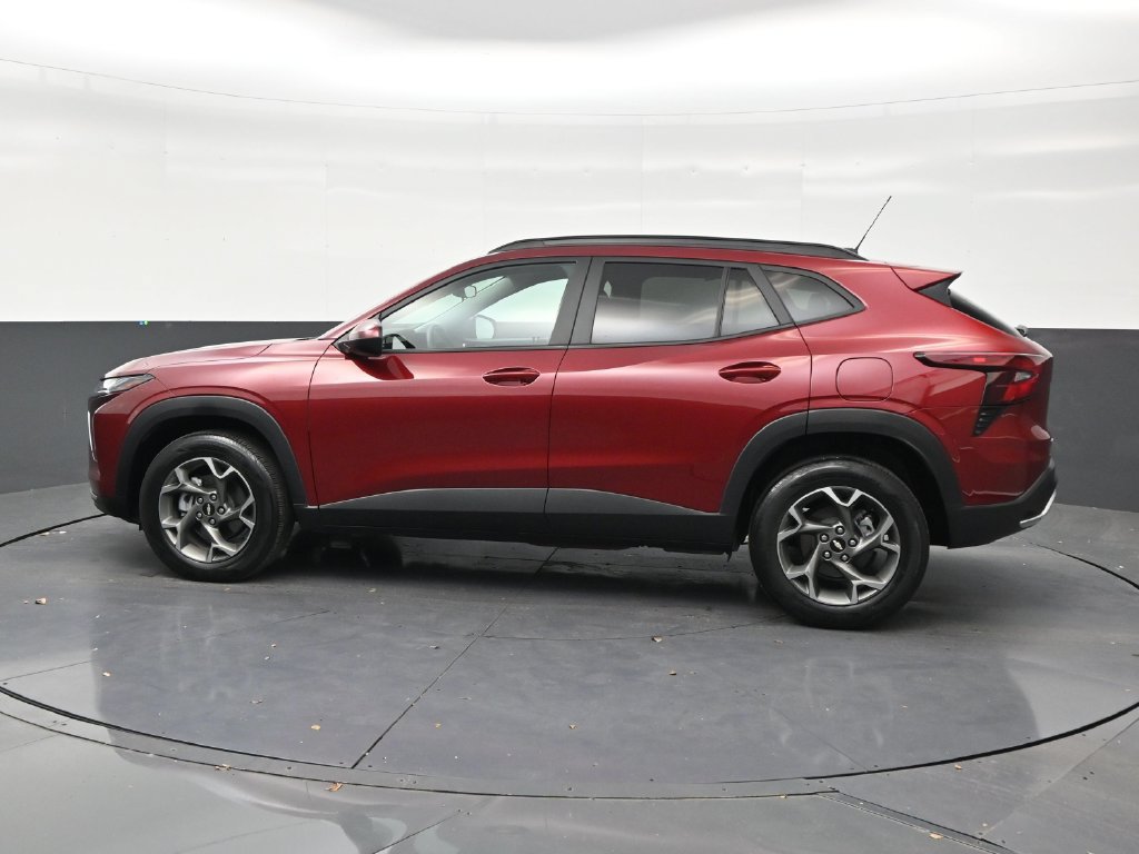 Used 2025 Chevrolet Trax LT FWD image 2