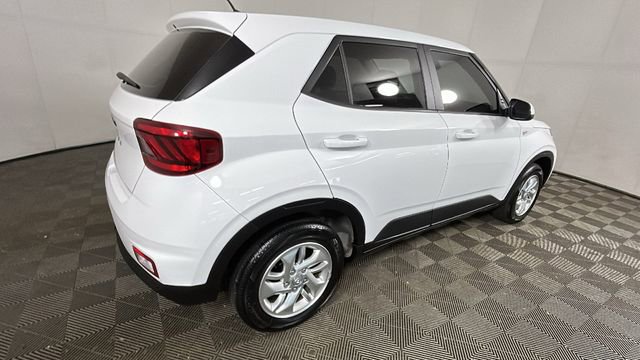 Used 2024 Hyundai Venue SE FWD image 3
