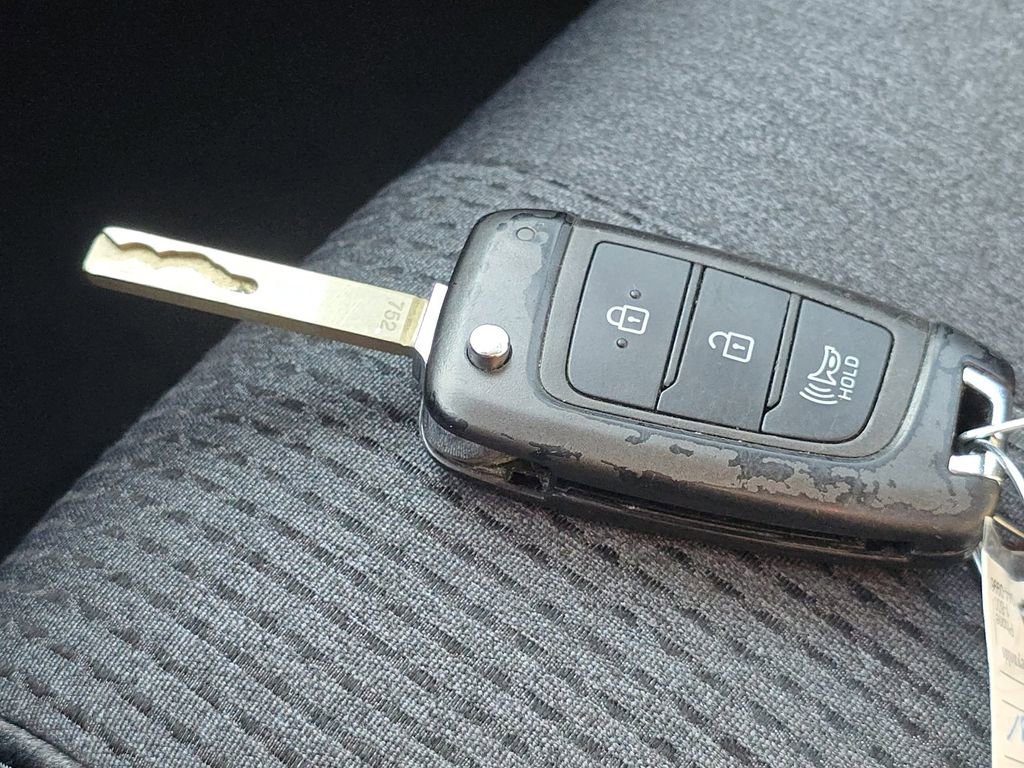 Used 2023 Hyundai Santa Fe SE w/ Cargo Package image 33