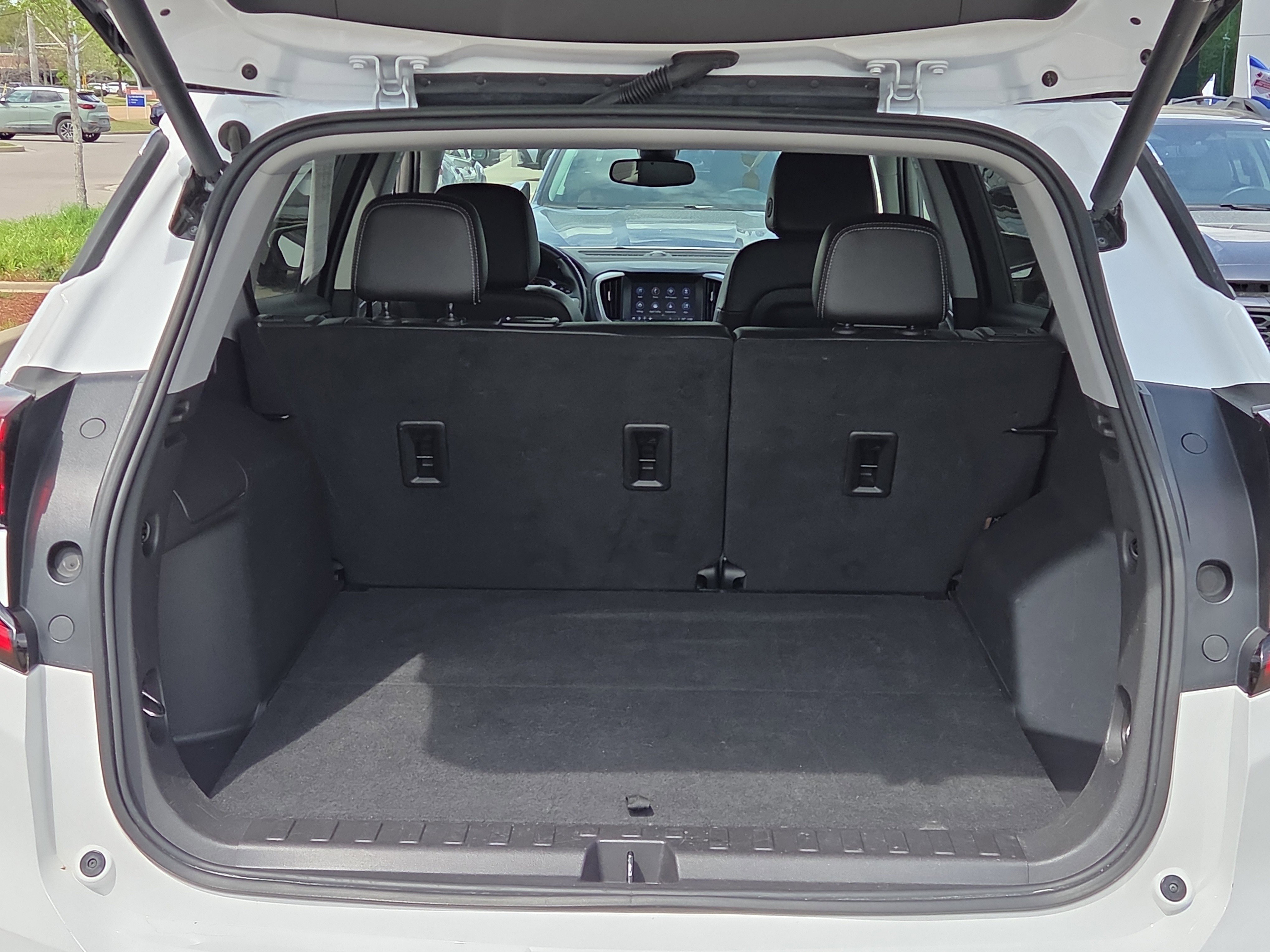 Used 2024 GMC Terrain SLT image 13