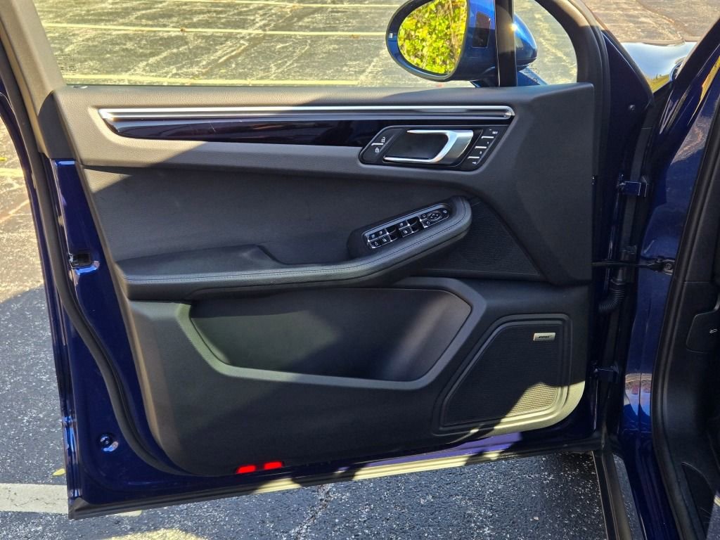 Certified 2024 Porsche Macan image 17