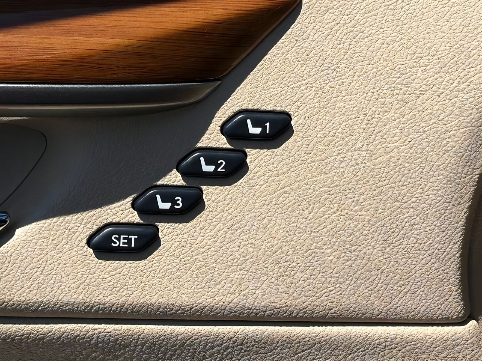 Used 2013 Lexus ES 300h w/ Luxury Pkg FWD image 18