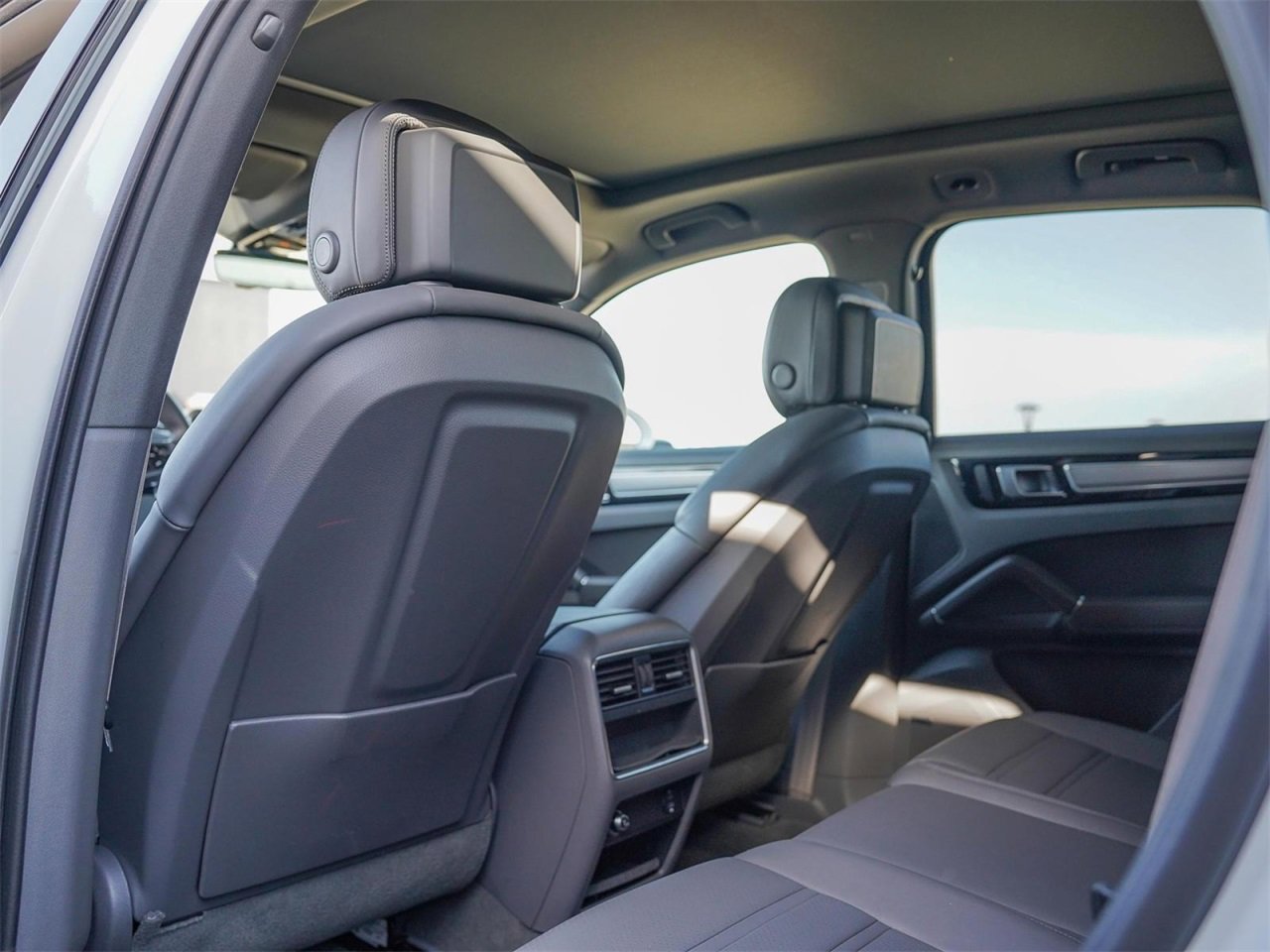 Certified 2023 Porsche Cayenne S Platinum image 33