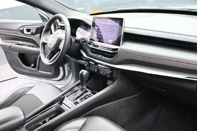 Used 2025 Jeep Compass Trailhawk AWD/4WD image 31