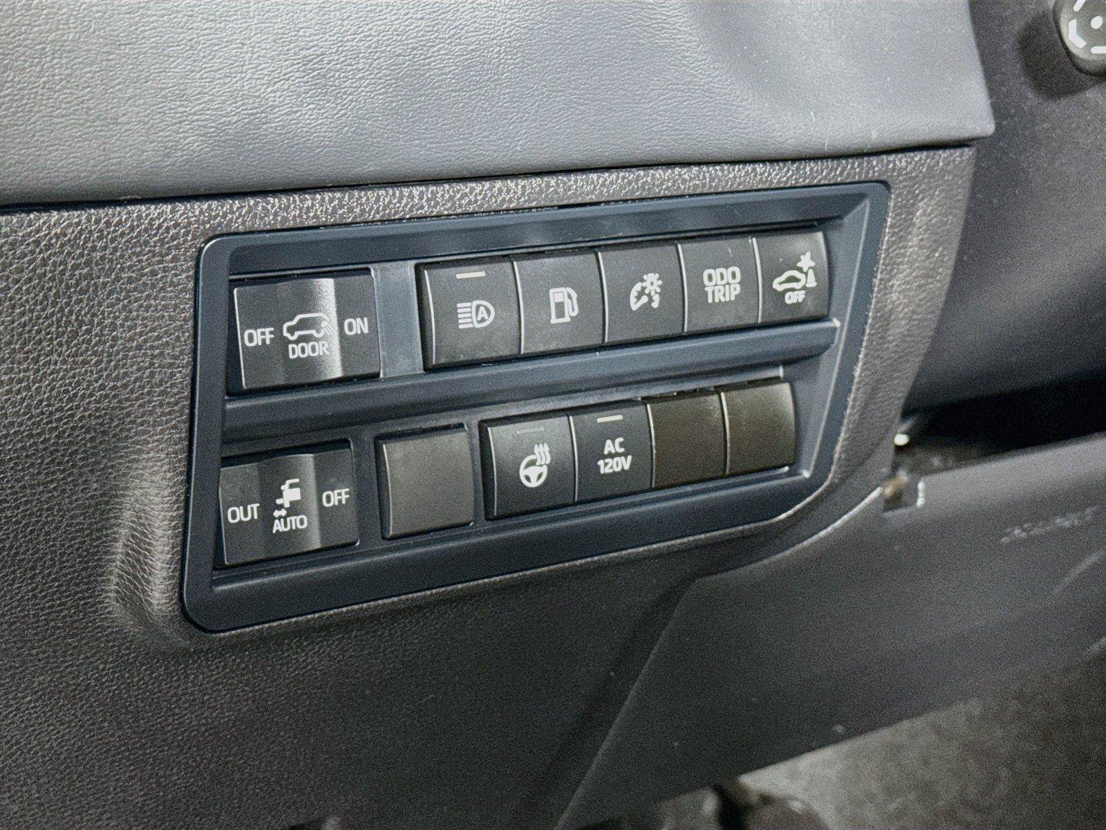 Certified 2025 Toyota Sequoia Platinum AWD/4WD image 15