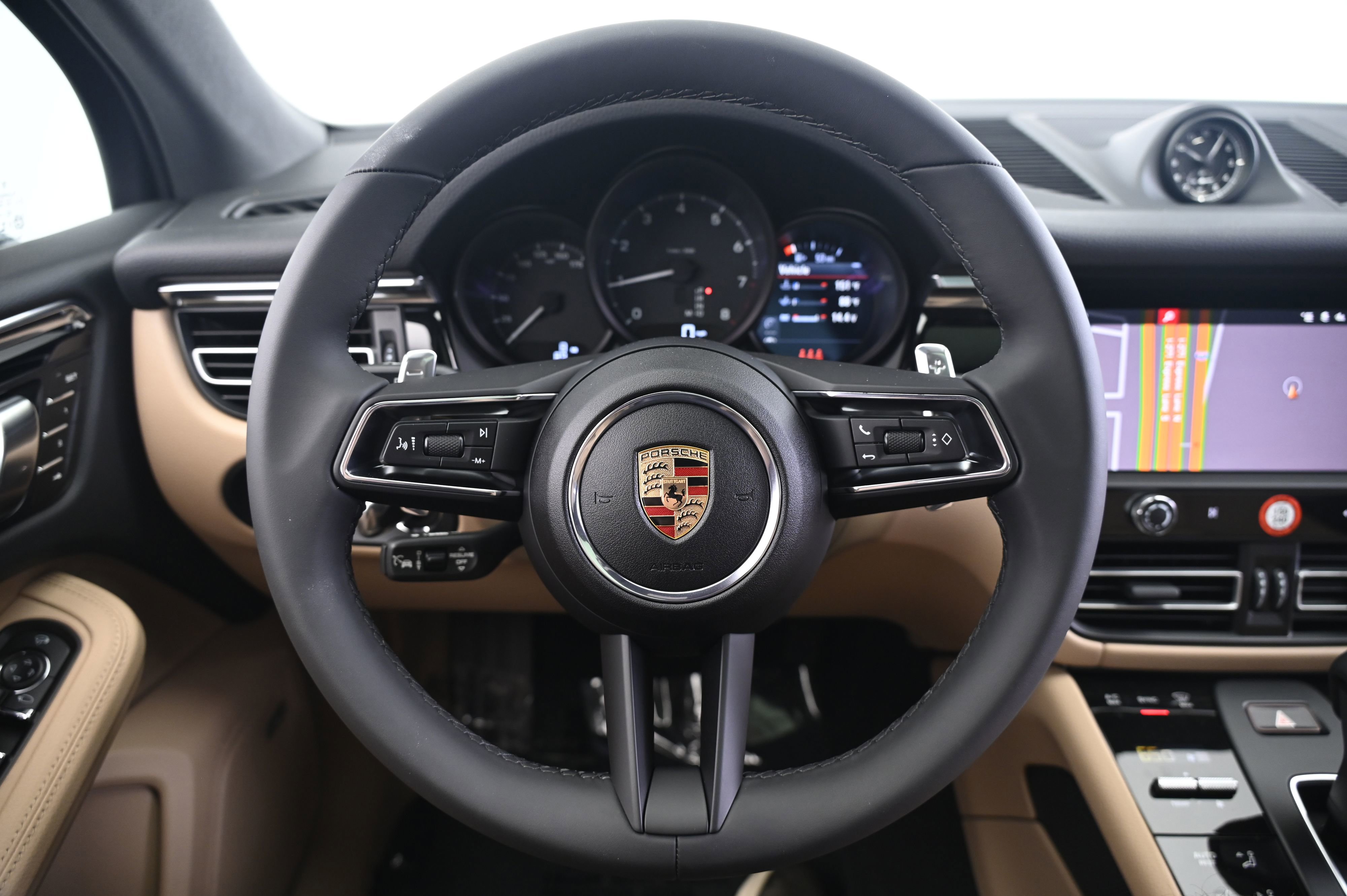 Certified 2025 Porsche Macan image 36