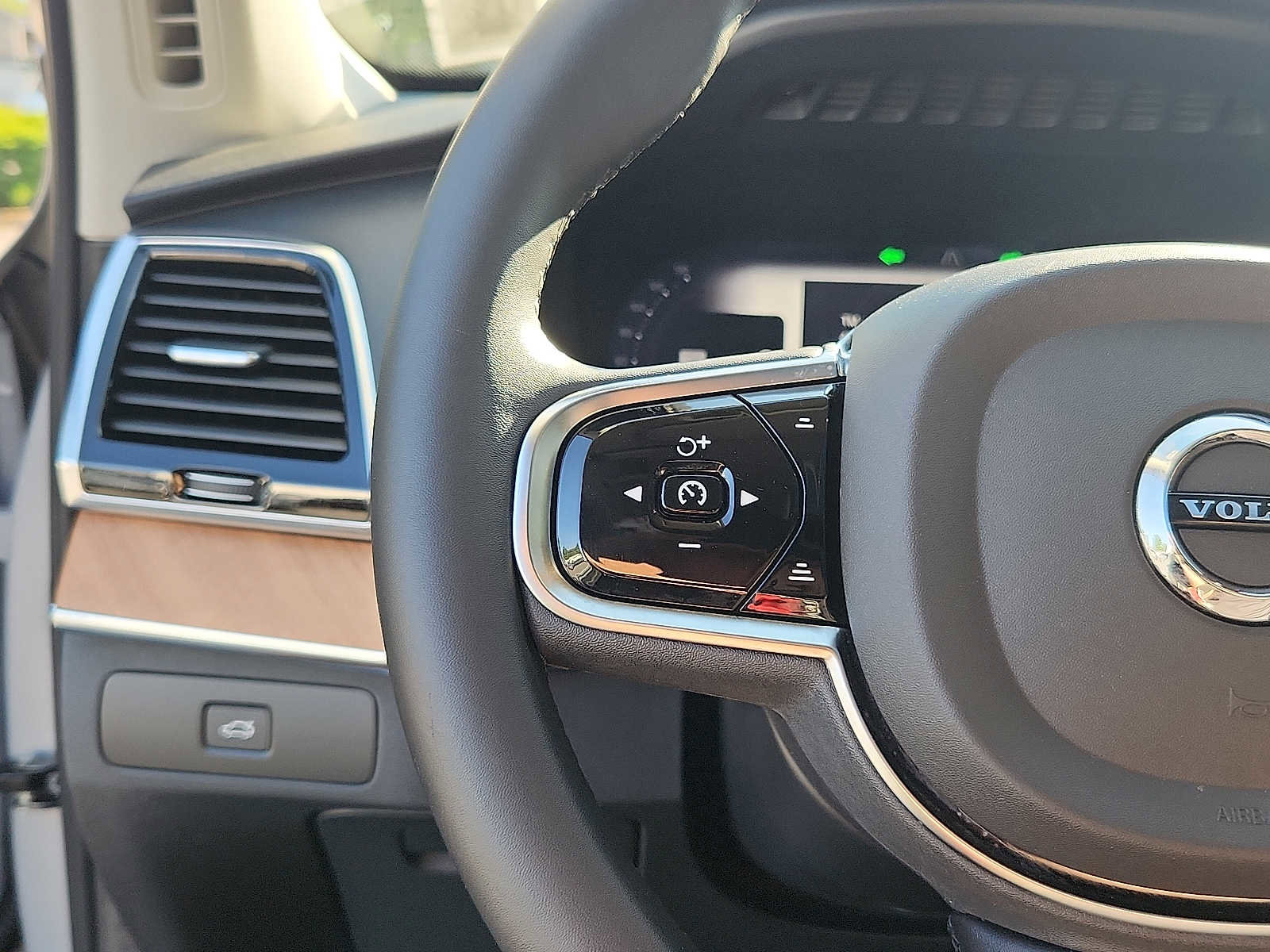 Certified 2024 Volvo XC90 B6 Plus w/ Protection Package Premier AWD/4WD image 20