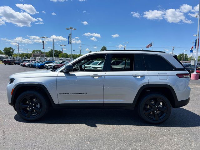 New 2026 Jeep Grand Cherokee Limited w/ Limited Altitude Package AWD/4WD image 4